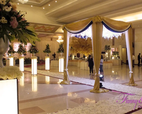 Dekorasi Tema Emas 09