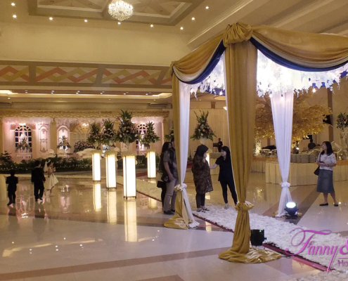 Dekorasi Tema Emas 10