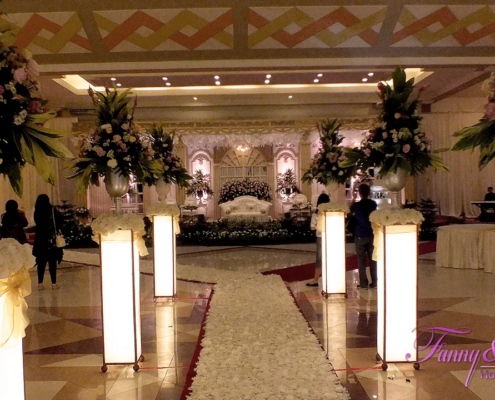 Dekorasi Tema Emas 13