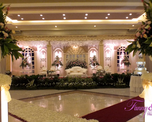 Dekorasi Tema Emas 15