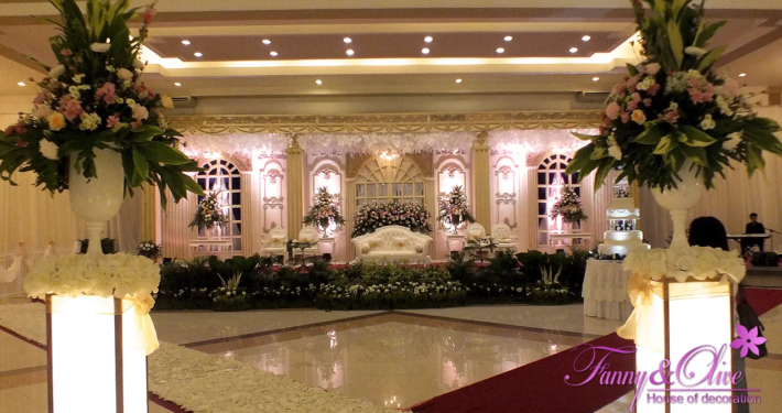 Dekorasi Tema Emas 15