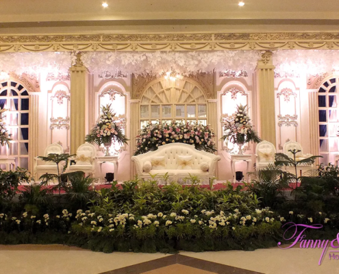 Dekorasi Tema Emas 16