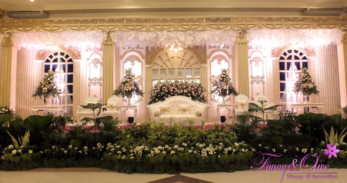 Dekorasi Tema Emas 16