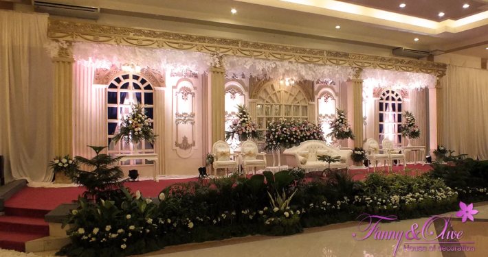 Dekorasi Tema Emas 18